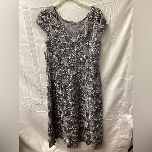 Alex Evenings cocktail Dress Rosette Lace with Cap Sleeves - Picture 3 of 6